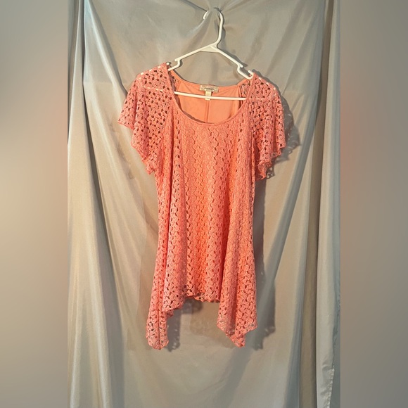 dressbarn Tops - Dressbarn Peach Lace Flutter Sleeve Top